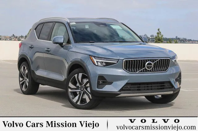 New 2022 Volvo S60 B5 Momentum w/ Premium Package