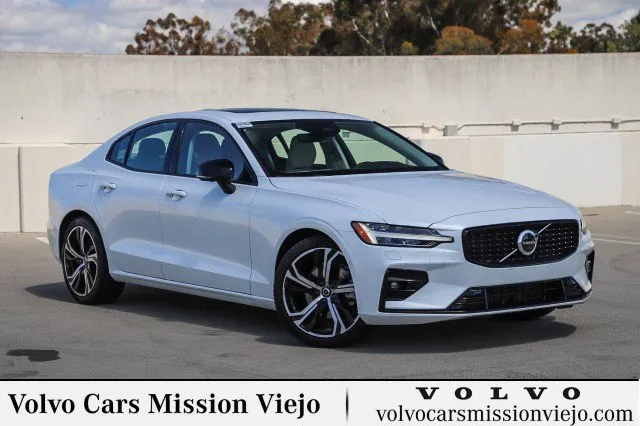 New 2024 Volvo XC40 B5 Plus w/ Protection Package Premier