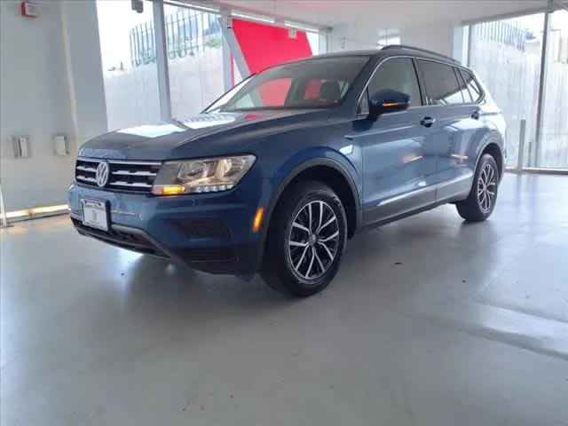 Used 2022 Volkswagen Taos SE w/ Panoramic Sunroof Package