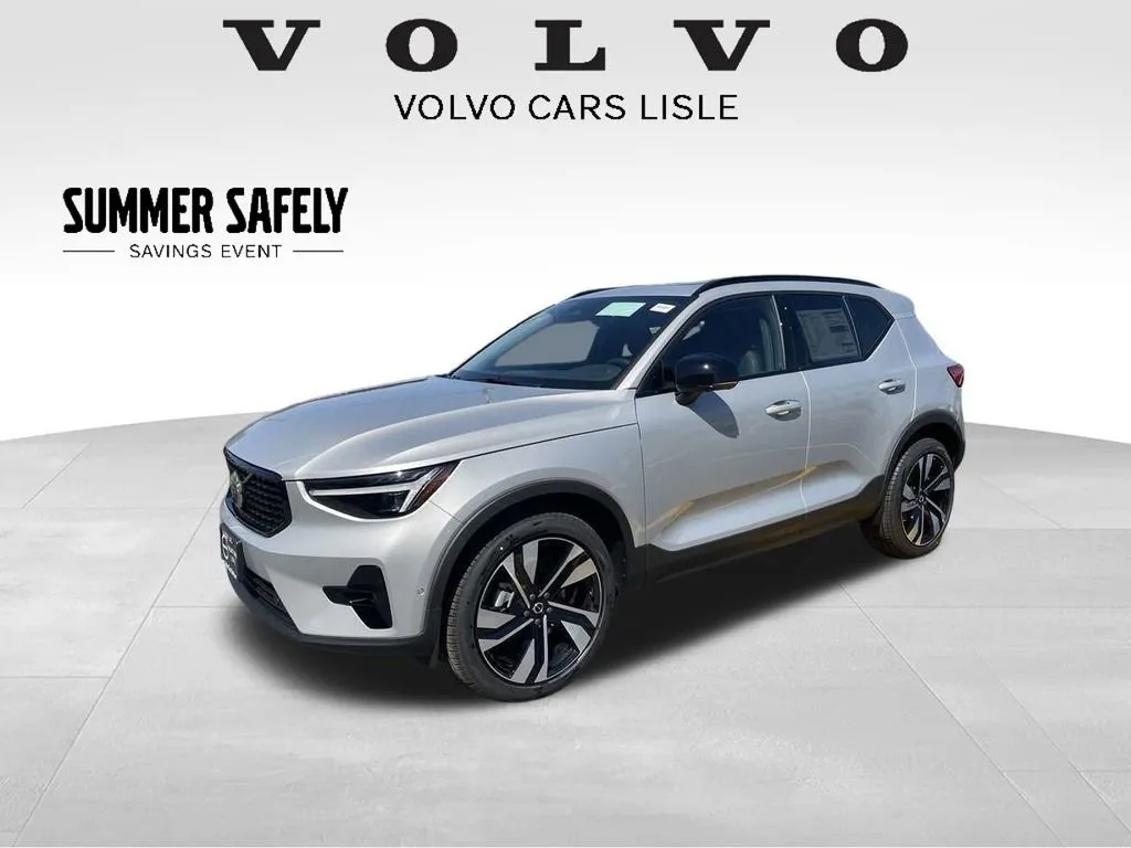 New 2025 Volvo XC40 B5 Core w/ Climate Package