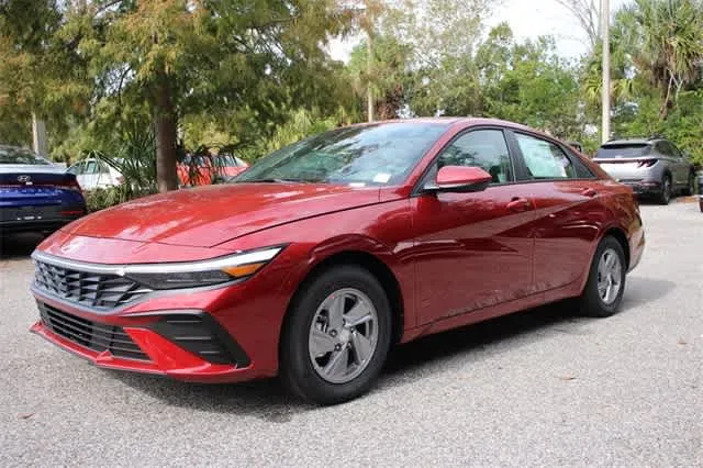 New 2024 Hyundai Elantra SE