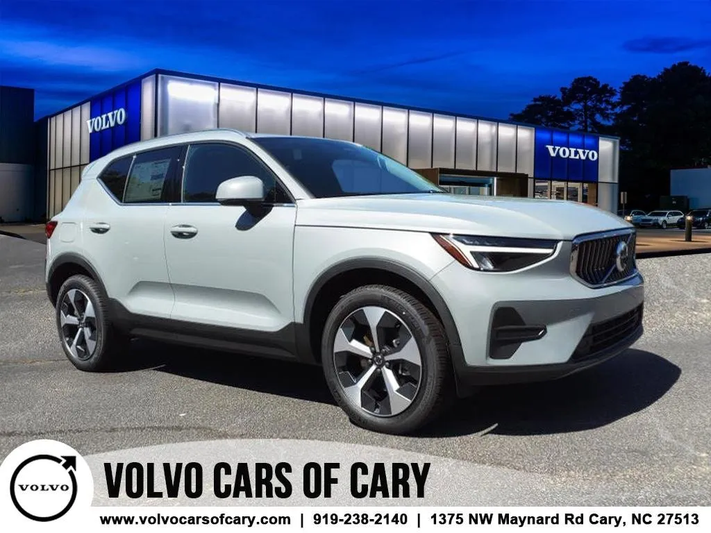 New 2025 Volvo XC40 B5 Core w/ Climate Package