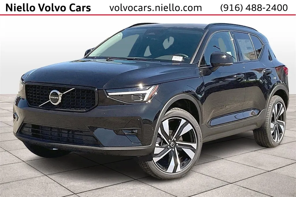 New 2025 Volvo XC40 B5 Plus w/ Climate Package