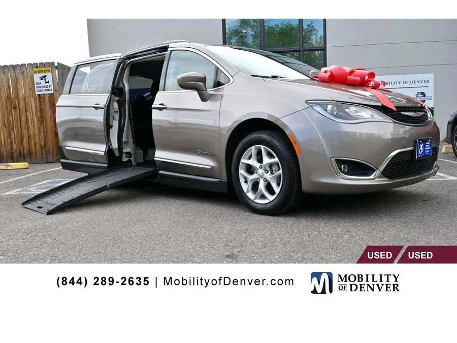 Used 2017 Chrysler Pacifica Touring-L w/ Tire & Wheel Group