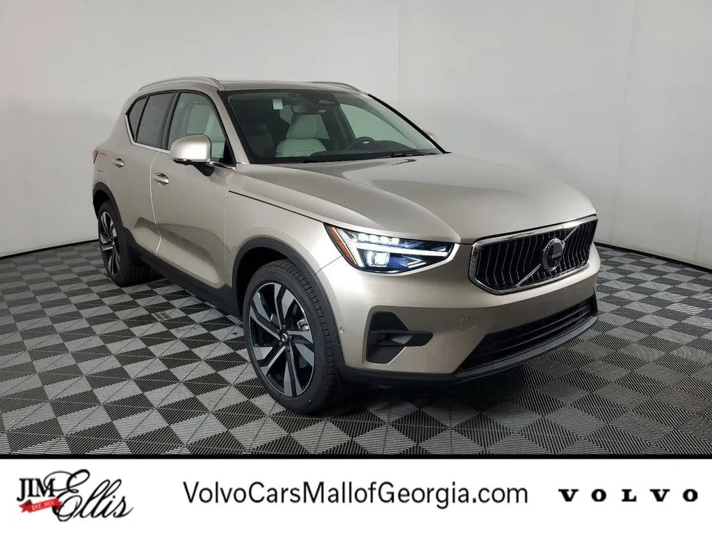 New 2025 Volvo XC40 B5 Core w/ Climate Package