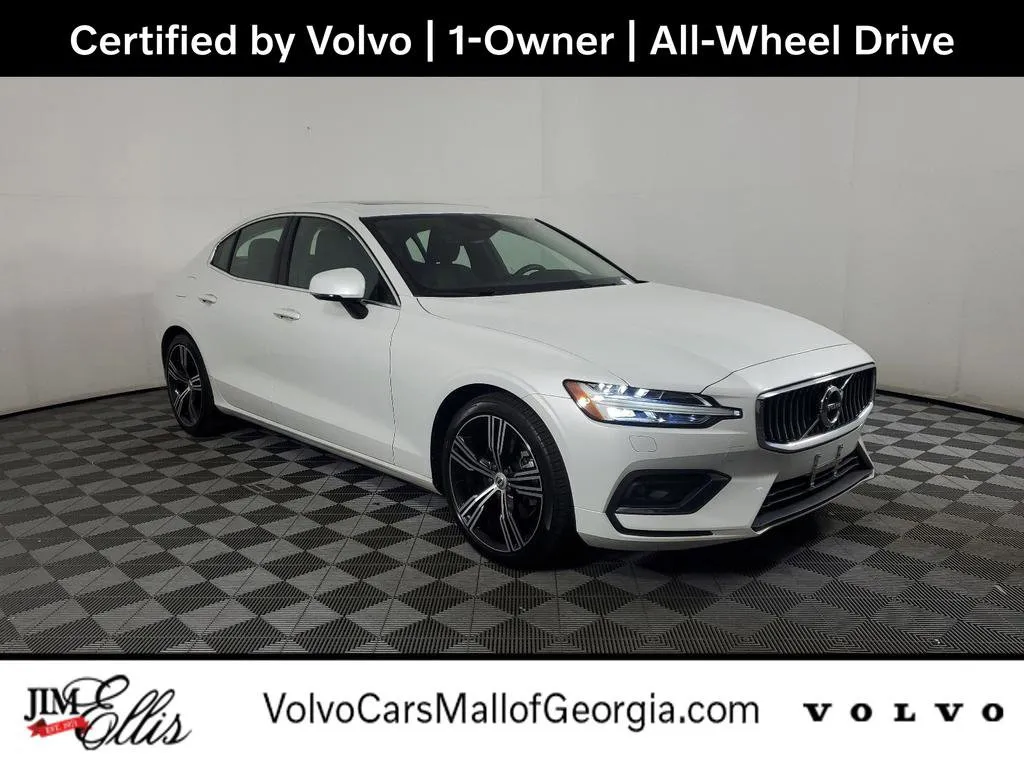 Certified 2022 Volvo XC40 T4 Momentum w/ Premium Package