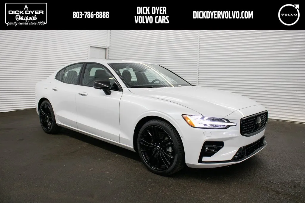 New 2025 Volvo XC40 B5 Core w/ Climate Package
