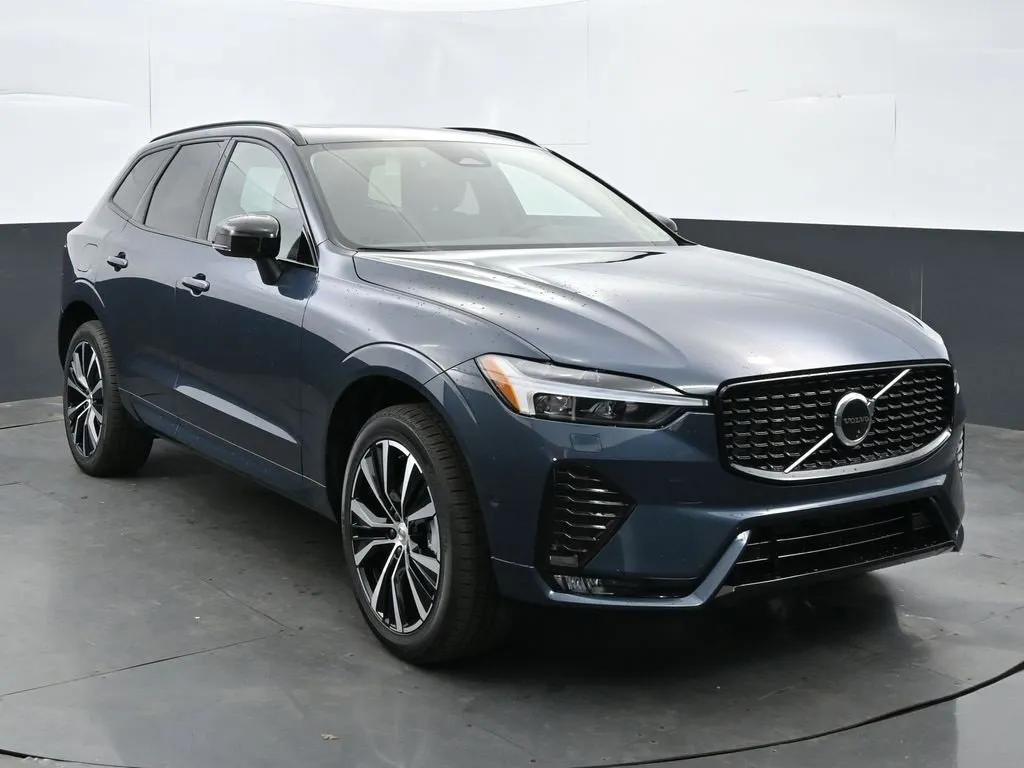 New 2024 Volvo XC40 B5 Ultimate w/ Climate Package