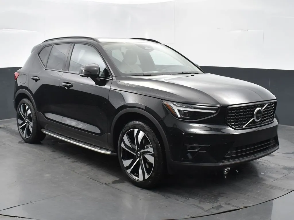 New 2025 Volvo XC40 B5 Plus w/ Climate Package