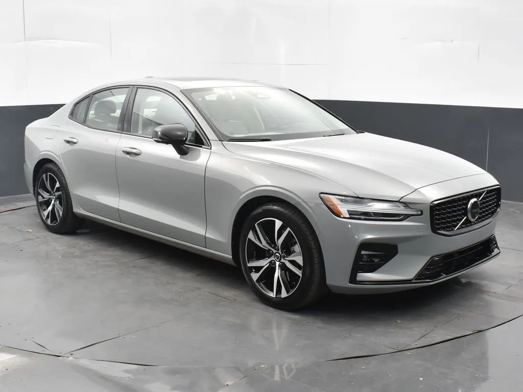 New 2024 Volvo XC90 B5 Core w/ Climate Package
