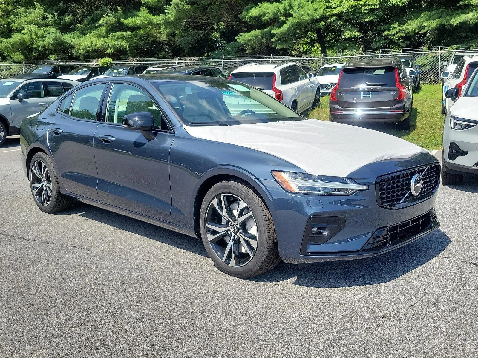 New 2025 Volvo XC40 B5 Core w/ Climate Package