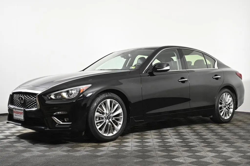 Used 2016 INFINITI Q70 L 3.7 w/ Technology Package