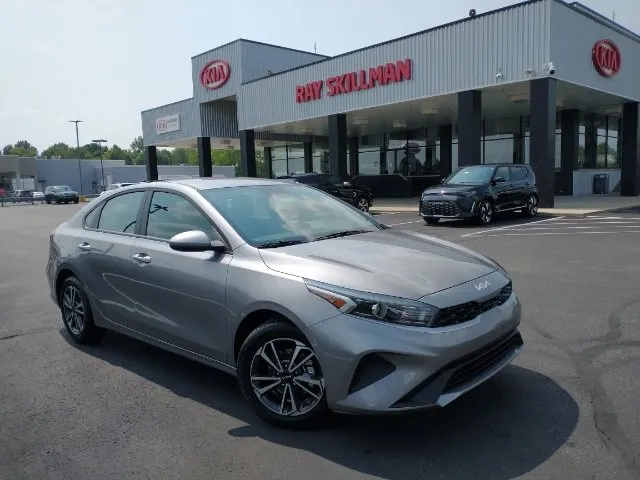 New 2024 Hyundai Elantra SE