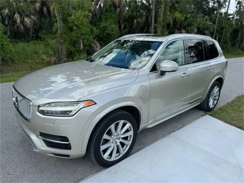 Used 2016 Volvo XC90 T6 Momentum w/ Momentum Plus Package