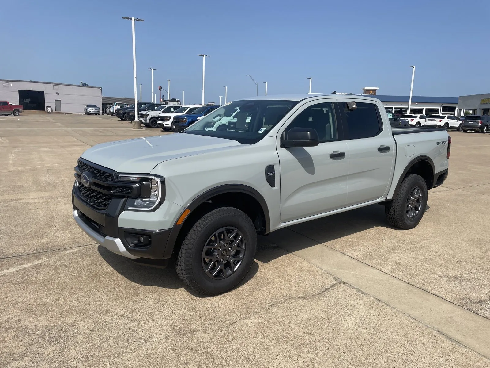 New 2024 Ford Explorer XLT w/ Equipment Group 202A