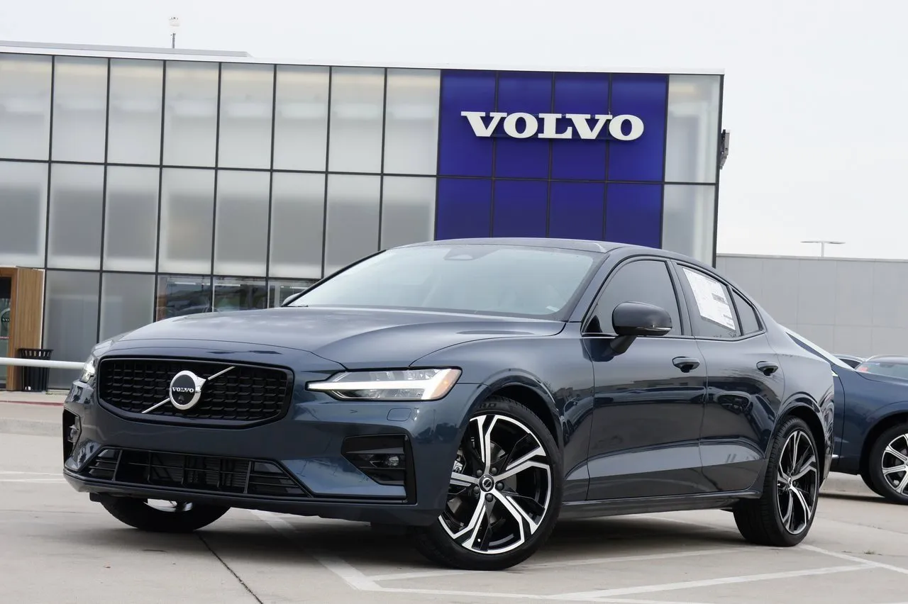 New 2024 Volvo XC40 B5 Core w/ Protection Package Premier