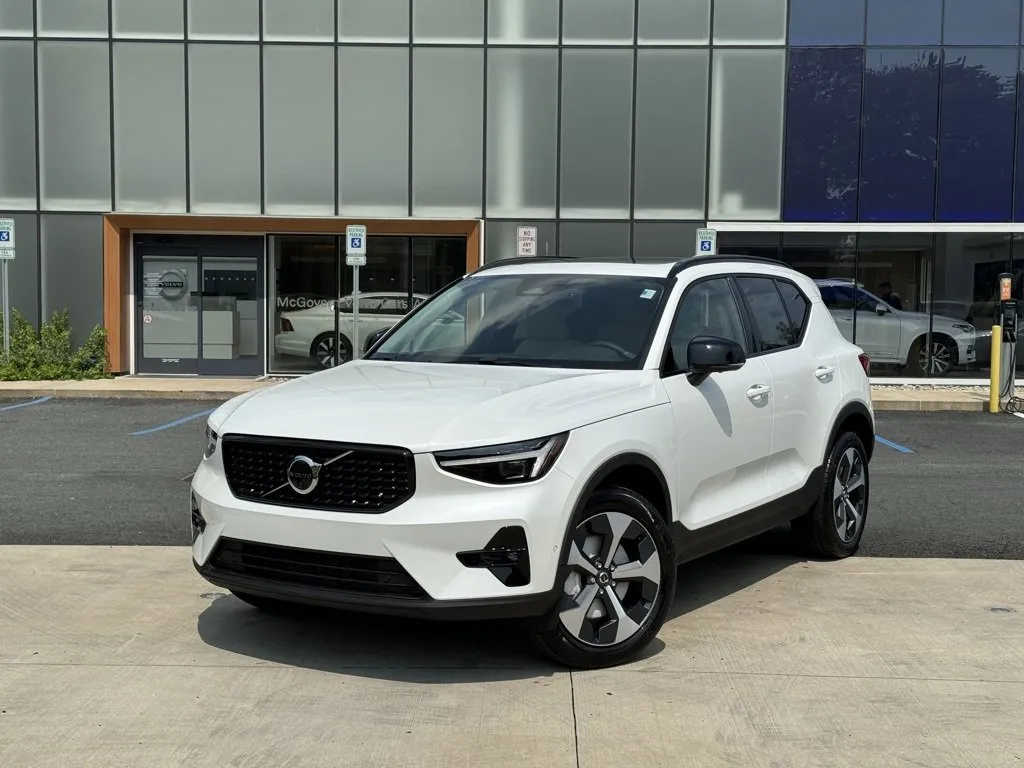 New 2025 Volvo XC40 B5 Ultra w/ Climate Package