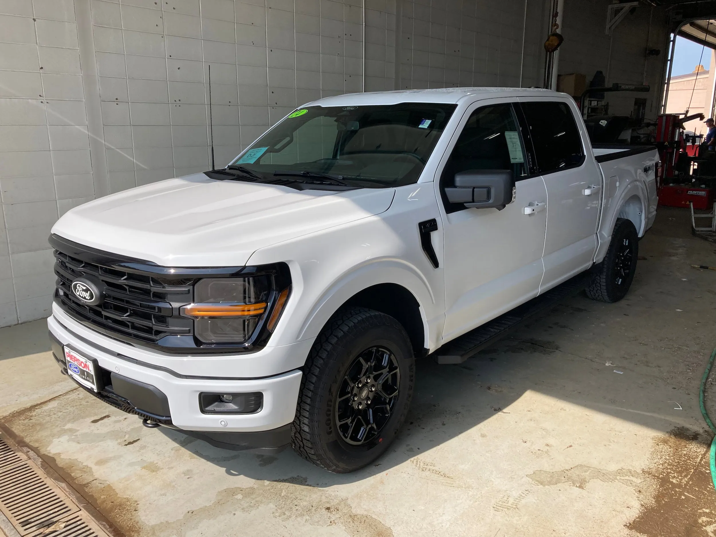 New 2024 Ford Explorer XLT w/ Equipment Group 202A