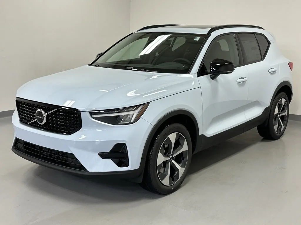 New 2024 Volvo XC40 B5 Core w/ Climate Package