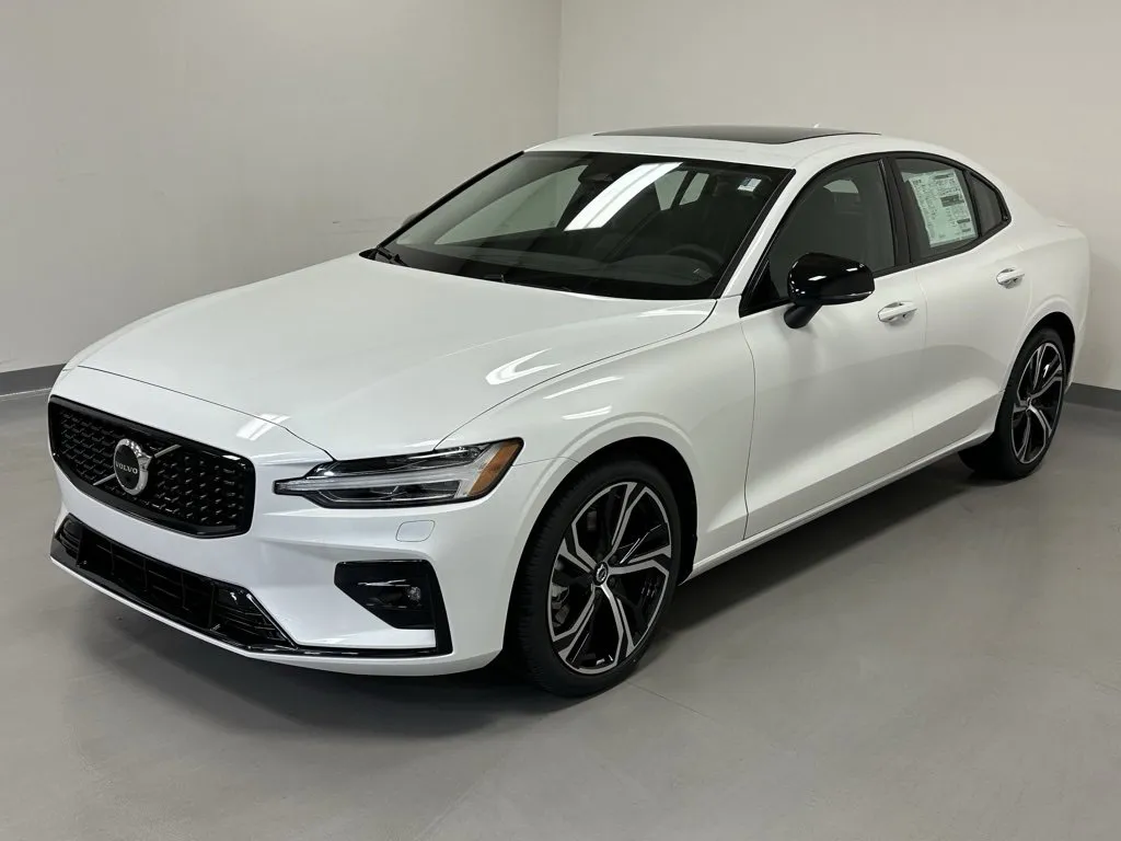 New 2024 Volvo XC40 B5 Core w/ Protection Package Premier