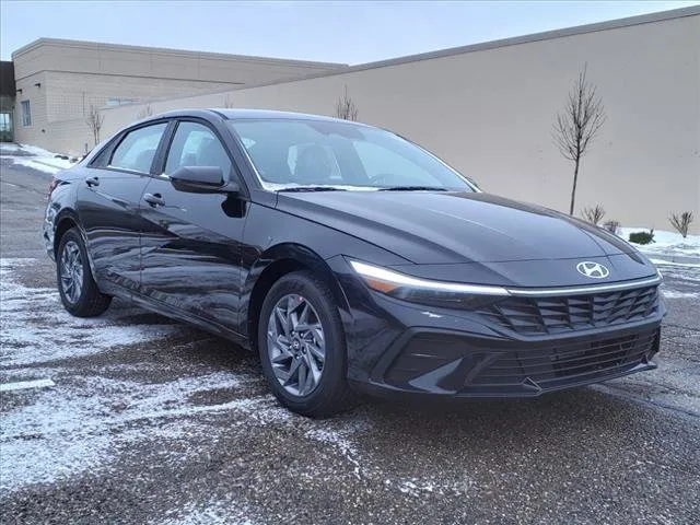 New 2024 Hyundai Elantra SE