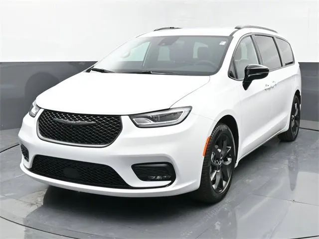 New 2024 Chrysler Pacifica Touring-L