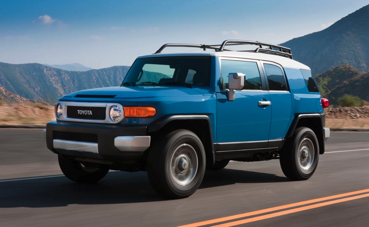 Toyota FJ Cruiser: Everything You Need to Know About the Retro Jeep Wrangler Fighter